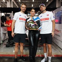 Georgina Rodriguez tampak menikmati waktunya di sirkuit balap Formula E. Family, fun and speed! We loved visiting Season 11 Jeddah E-Prix, demikian dia menulis dalam unggahannya di Instagram. Foto: LAT Images/Joe Portlock