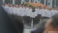 Cuaca gerimis tidak menyurutkan para kepala daerah berlatih. 