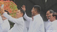 Mereka tidak bubar meski hujan mengguyur. 