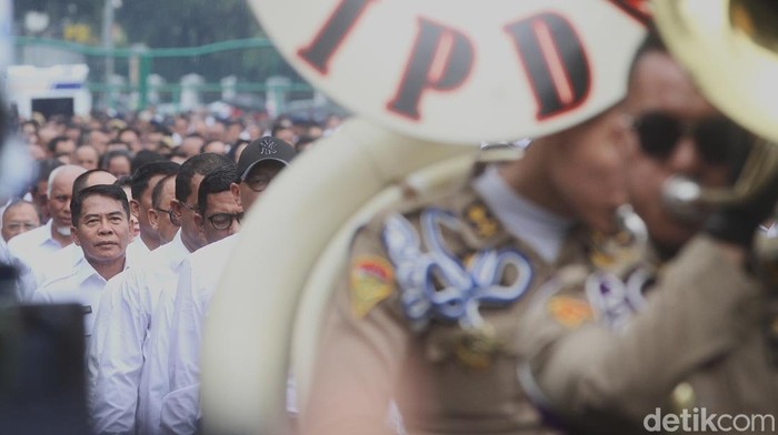 Para kepala daerah terpilih melakukan gladi bersih pelantikan di lapangan Monumen Nasional (Monas), Jakarta, Rabu (19/2/2025). Acara itu diguyur hujan.