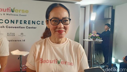 Group Head of Marketing InJourney Hospitality Anie Tidara saat konferensi pers di Bali Beach Convention Center, Denpasar, Bali, Rabu (19/2/2025). (Foto: Ni Made Lastri Karsiani Putri/detikBali)