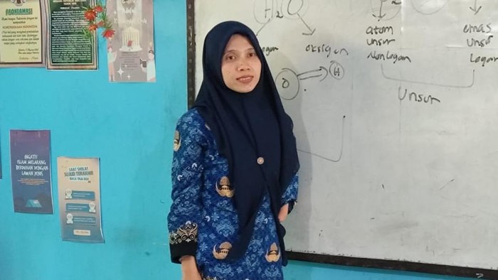 Guru Sari gigih mengajar siswa di tengah keterbatasan fisiknya sebagai penyandang disabilitas.