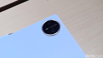 Huawei MatePad Pro 13.2 menyokong teknologi SuperCharge 100W, sehingga pengisian daya selesai dalam dalam 65 menit. Foto: (Panji Saputro/detikINET).