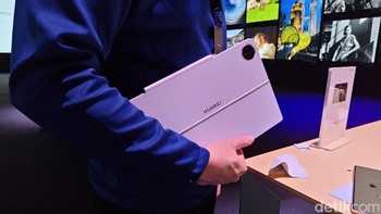 Untuk membuatnya lebih memukau, Huawei MatePad Pro 13.2 dibangun dengan 1,07 miliar warna, kecerahan layar hingga 1.000 nits, resolusi 2.880 x 1.920 piksel, dan refresh rate mencapai 144Hz. Foto: (Panji Saputro/detikINET).