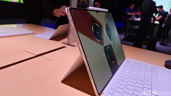 Tablet ini mengusung teknologi Flexible OLED PaperMatte di bagian layarnya. Foto: (Panji Saputro/detikINET).