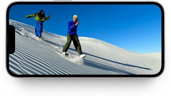 Layar berukuran 6,1 inci dengan panel Super Retina XDR membuat pengalaman visual menjadi lebih imersif. Mampu menampilkan gambar dengan kualitas HDR yang memukau, cocok untuk menonton film atau bermain game grafis tinggi. Foto: Apple
