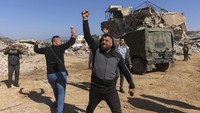 Warga Lebanon bereaksi setelah memasuki kampung halaman mereka yang hancur di Kfar Kila, Lebanon selatan, Selasa (18/2/2025).  