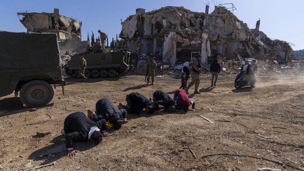 Israel Mundur dari Desa-desa di Lebanon, Warga Sujud Syukur Pulang ke Rumah