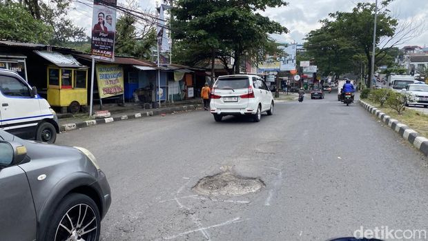 Jalan rusak di Jalan Prof Dr Hamka, depan TPU Giriloyo Ngaliyan, Kelurahan Tambakaji, Kecamatan Ngaliyan, Kota Semarang, Rabu (19/2/2025).