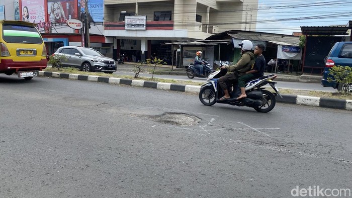 Jalan rusak di Jalan Prof Dr Hamka, depan TPU Giriloyo Ngaliyan, Kelurahan Tambakaji, Kecamatan Ngaliyan, Kota Semarang, Rabu (19/2/2025).