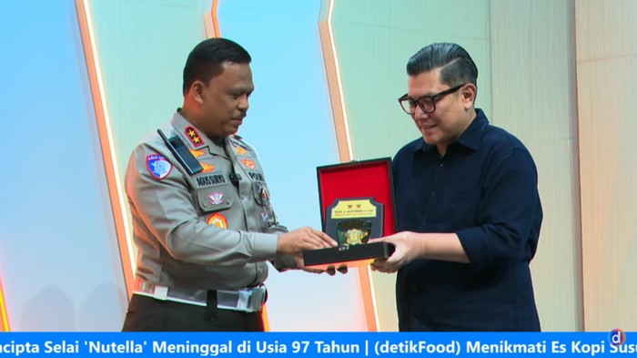 Kepala Korps Lalu Lintas (Kakorlantas) Polri Irjen Agus Suryo Nugroho memberikan plakat penghargaan kepada detikcom. Plakat diberikan kepada Pemimpin Redaksi detikcom Alfito Deannova Ginting.