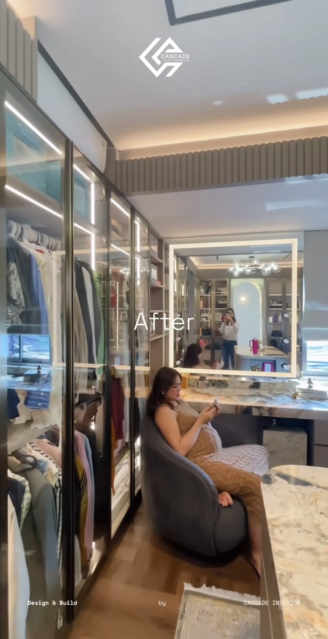 Setelah direnovassi lengkap dengan lemari-lemari kaca dan cermin, ruangan walk in closet di kamar Vincent dan Jedar jadi tampak semakin cantik. Ruangan tersebut juga dilengkapi dengan bangku sofa kecil yang bisa digunakan untuk duduk bersantai saat akan memilih outfit. Foto: Instagram/@inijedar