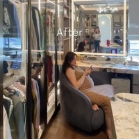 Setelah direnovassi lengkap dengan lemari-lemari kaca dan cermin, ruangan walk in closet di kamar Vincent dan Jedar jadi tampak semakin cantik. Ruangan tersebut juga dilengkapi dengan bangku sofa kecil yang bisa digunakan untuk duduk bersantai saat akan memilih outfit. Foto: Instagram/@inijedar
