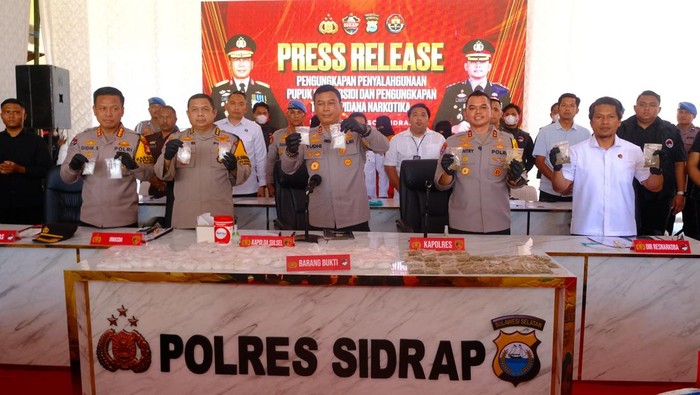 Kapolda Sulsel Irjen Yudhiawan merilis penangkapan petani di Sidrap nyambi jadi pengedar sabu.