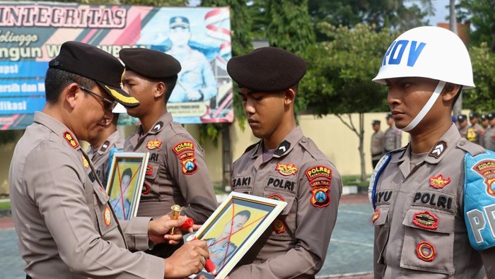 Kapolres AKBP Wisnu Wardana memimpin upacara PTDH 2 anggotanya