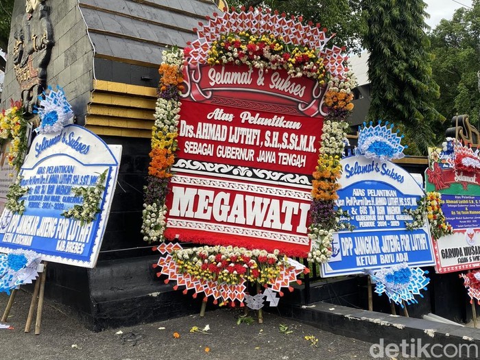 Karangan bunga Megawati di Kantor Gubernur Jateng, Kota Semarang, Rabu (19/2/2025).