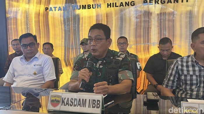 Kasdam I/BB Brigjen Refrizal saat konferensi pers soal oli palsu di Kodam I/BB. (Foto: Finta Rahyuni/detikSumut).