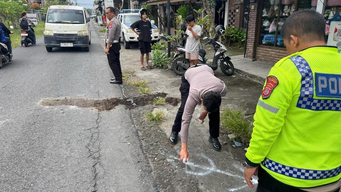 Polisi melakukan olah TKP lokasi kecelakaan adu banteng di Maguwoharjo, Sleman, yang menewaskan satu orang pada Rabu (19/2/2025).
