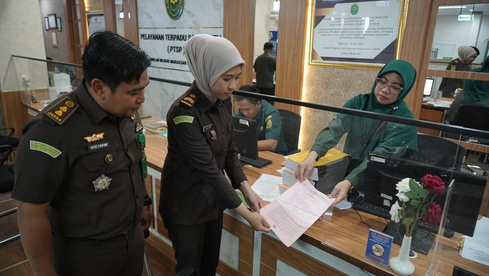 Kejaksaan Tinggi Sulawesi Selatan (Kejati Sulsel) melimpahkan berkas perkara 3 terdakwa kasus skincare mengandung merkuri yakni Agus Salim (40), Mustadir Dg Sila (42), dan Mira Hayati (29) ke Pengadilan Negeri (PN) Makassar.