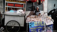 Mely penjual ikan asin asal Kuningan Jawa Barat, mengaku penjualan ikan asin hanya ramai di hari Minggu.