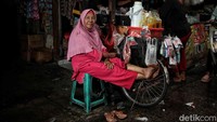 Sriwiji (40) asal Sukoharjo Jawa Tengah mengatakan bahwa penjualan jamu di tahun ini sepi. Tetapi beliau tetap bersyukur atas rezeki yang diberikan oleh Tuhan.