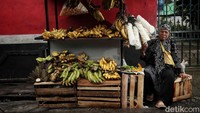 Rondasih (65) penjual buah pisang. Wanita asal Pemalang ini juga mengatakan bahwa yang terpenting rezeki yang utama kesehatan dan keuntungan hasil dagang bisa mencukupi kebutuhan sehari-hari.