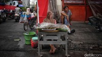 Indri (33) penjual menu sarapan. Wanita yang telah berdagang getuk sejak umur 14 tahun ini mengatakan bahwa penjualannya biasa-biasa saja.