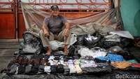 Sapriwal (65) asal Padang yang menjual kaos kaki ini berjualan sejak SD. Ia tidak mampu melanjutkan sekolah akibat kurang biaya.
