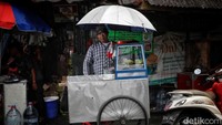 Jalihun (50) pedagang kue ape sejak 97 ini mengatakan akan tetap setia berdagang kue ini untuk keluarganya.