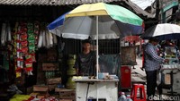 Dede (22) mengatakan bahwa sebelumnya dia dagang ayam tepung di Bandung dan mendapatkan gaji perbulan di bawah UMR. Sehingga dia beralih dagang kue pukis di Jakarta.