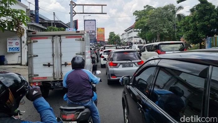 Kepadatan kendaraan di Kota Surabaya.