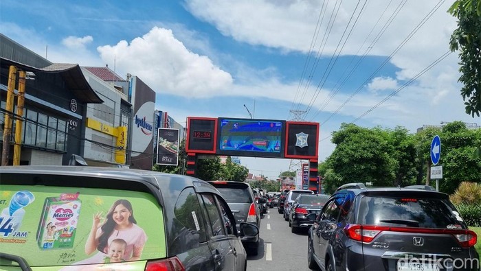 Kepadatan kendaraan di Kota Surabaya.
