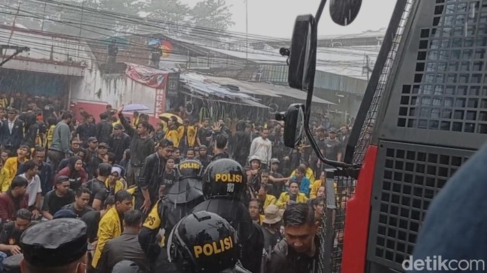 Kericuhan antara demonstran dengan polisi pecah di depan kantor DPRD Kota Tasikmalaya di Jalan RE Martadinata Kota Tasikmalaya, Rabu (19/2/2025).