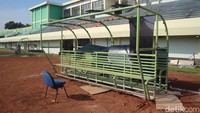 Bench pemain juga terlihat rusak dan kemarin sempat terbalik saat kerusuhan terjadi.