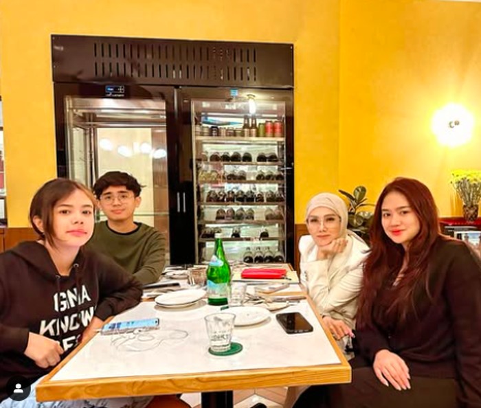 Keseruan Mulan Jameela Makan Bareng Sahabat dan Teman Kajian Keseruan Mulan Jameela Makan Bareng Sahabat dan Teman Kajian