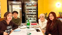 Mulan bersama ketiga anaknya sedang makan bareng. “Q-time sama teman sepermainan,” canda Mulan di keterangan foto. Foto: Instagram mulanjameela1