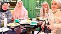 Pelantun lagu Sakit Bukan Main ini juga sering nongkrong bareng teman-temannya di kafe. Mereka tampak foto dengan beberapa menu sudah tersaji di meja. Foto: Instagram mulanjameela1