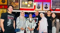 Kalau ini potret Mulan dan anak-anak sambungnya saat merayakan ulang tahun ibu Ahmad Dhani. “Mabruk Alfa Mabruk Mamaku tercinta,” tulis Mulan di keterangan foto. Foto: Instagram mulanjameela1