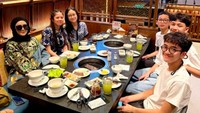 Mulan tak hanya dekat dengan anaknya, tapi juga teman sang anak. Dalam momen ini, ia sedang menemani mereka makan All You Can Eat di restoran daging Jepang. Foto: Instagram mulanjameela1