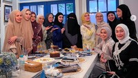 Ini potret Mulan bersama teman-teman kajiannya. Usai menimba ilmu agama, mereka menikmati sajian cake yang ada di meja. Foto: Instagram mulanjameela1
