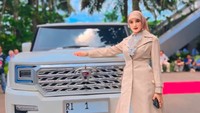 Wanita 45 tahun ini punya lebih dari 2 juta followers Instagram. Ia kerap membagikan momen kesehariannya yang seru, seperti berpose di depan mobil milik RI 1. Foto: Instagram mulanjameela1