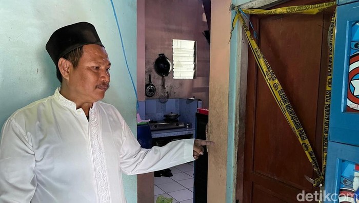 Ketua RT menunjukkan lokasi ditemukan wanita yang diduga dibunuh anak di Semarang, Rabu (19/2/2025).