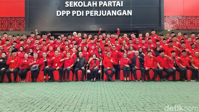Ketum PDI Perjuangan Megawati Soekarnoputri memberikan arahan pada 126 kadernya yang terpilih sebagai Kepala Daerah di Pilkada 2024. (Taufiq S/detikcom)