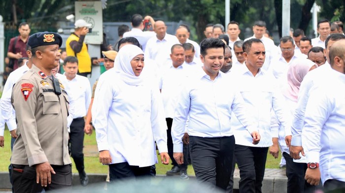 Khofifah-Emil mengikuti gladi bersih pelantikan kepala daerah di Monas, Jakarta.