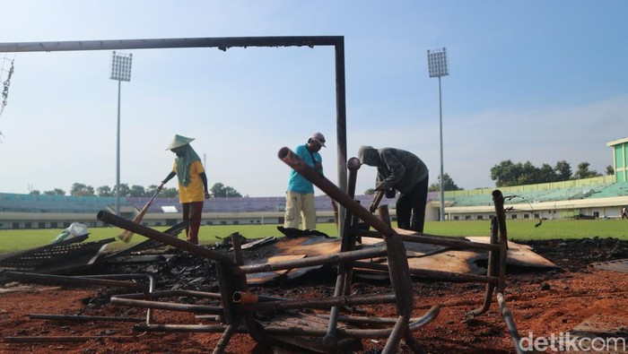 Kondisi Stadion Tuban Sport Center usai kerusuhan saat laga Persela vs Persijap.