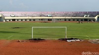 Pantauan detikJatim di stadion kebanggaan warga Bumi Ronggolawe ini, hampir 80% kaca ruangan yang melingkari lapangan pecah. Termasuk sejumlah kusen juga turut rusak.