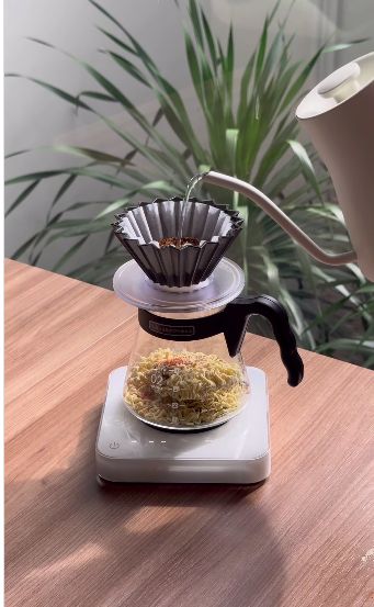 Kopi Manual Brew Ini Disajikan jadi Kuah Indomie Mie Celor