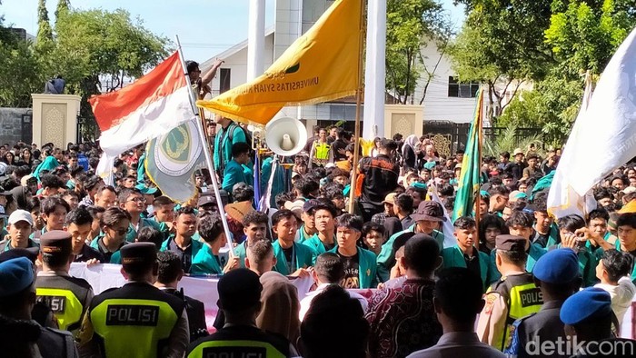 Mahasiswa Universitas Syiah Kuala (USK) Aceh menggelar aksi demo di DPR Aceh. (Agus Setyadi/detikSumut)