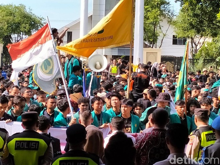 Mahasiswa Universitas Syiah Kuala (USK) Aceh menggelar aksi demo di DPR Aceh. (Agus Setyadi/detikSumut)