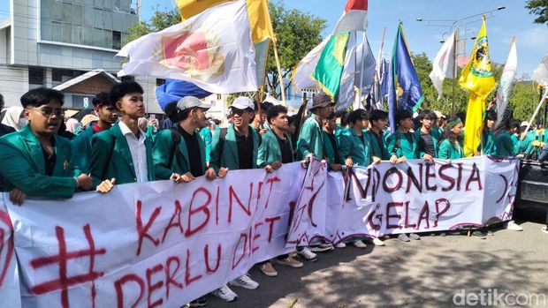 Mahasiswa Universitas Syiah Kuala (USK) Aceh menggelar aksi demo di DPR Aceh. (Agus Setyadi/detikSumut)
